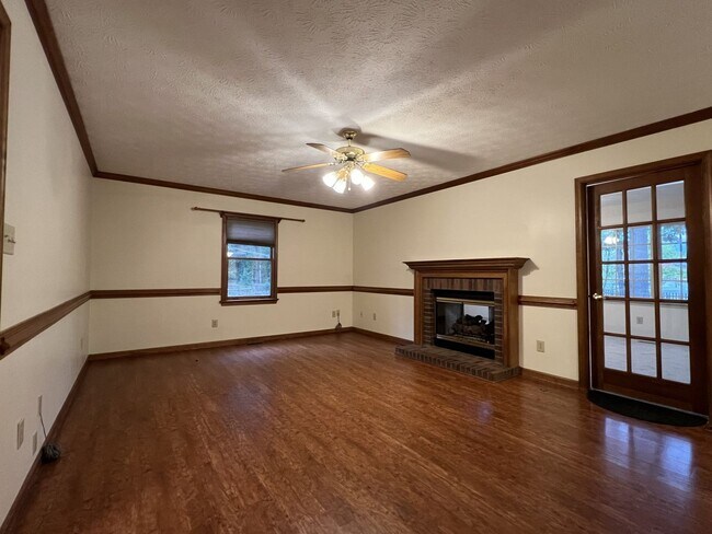 Foto del edificio - Spacious Home in the Woods of Tabb Neighbo...