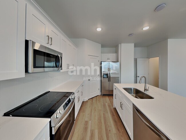 Building Photo - 9727 W Parkway Dr