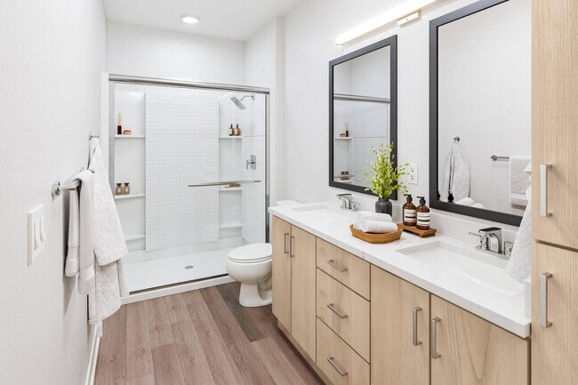 Baño con ducha a ras de suelo y lavabos dobles - Heyday Cottage Grove