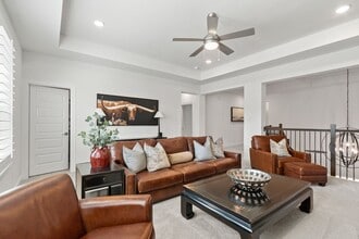 Building Photo - 902 Falcon Hollow Ln