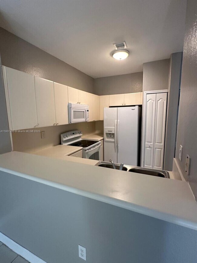 Building Photo - 1692 SE 29th Ct