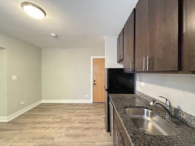 Building Photo - 533 W Belden Ave