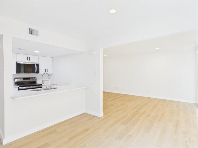 Foto del edificio - 2124 Burton Dr