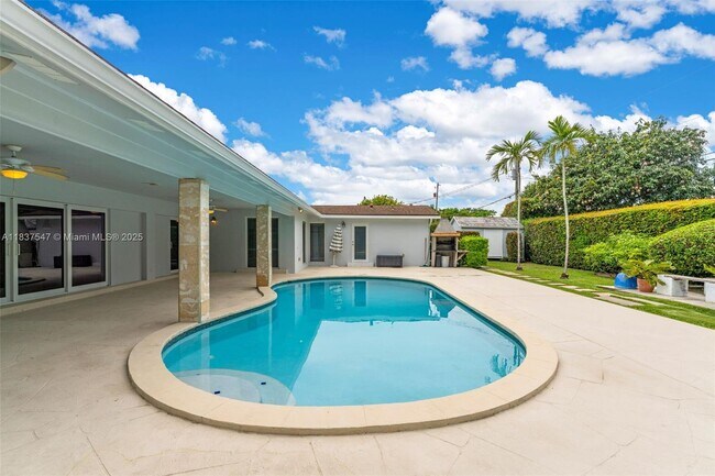 Foto del edificio - 7451 SW 133rd St
