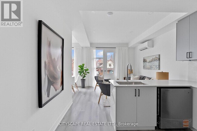 Building Photo - 587 Oakwood Ave