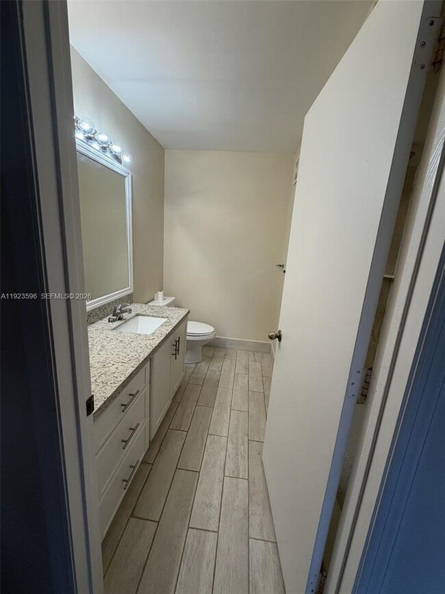 Building Photo - 2070 Madeira Dr