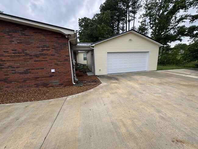Building Photo - 730 Bradley Dr