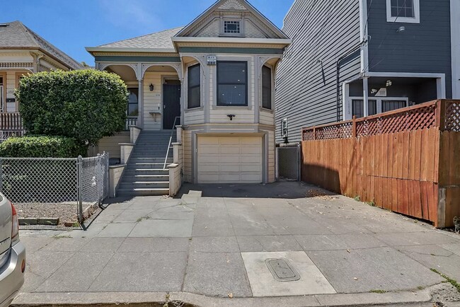 Building Photo - ALL remodeled 3bed/2bath Victorian DUPLEX!...