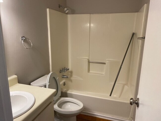 Building Photo - Avalon Townhomes  - Washer & Dryer included!!