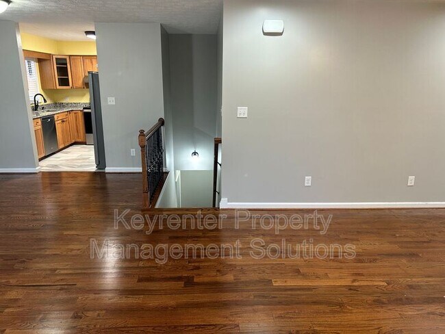 Building Photo - 33 Oak Ln