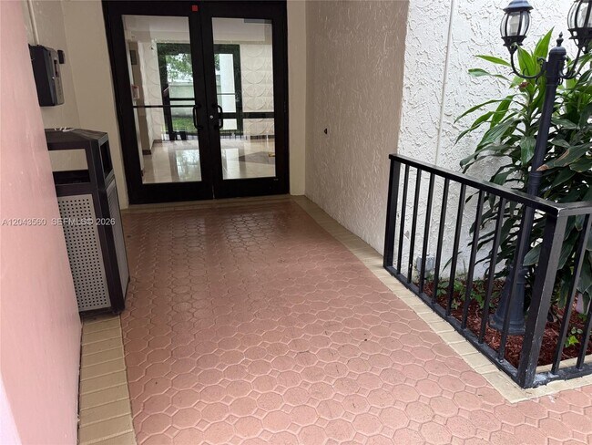 Foto del edificio - 16909 N Bay Rd