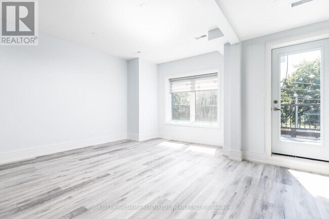 Photo du bâtiment - 1588 King St W