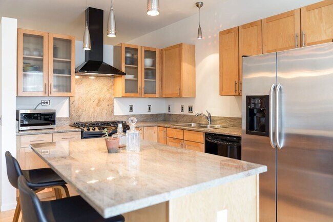 Building Photo - 1BD, 1BA Downtown Denver Condo with Garage...