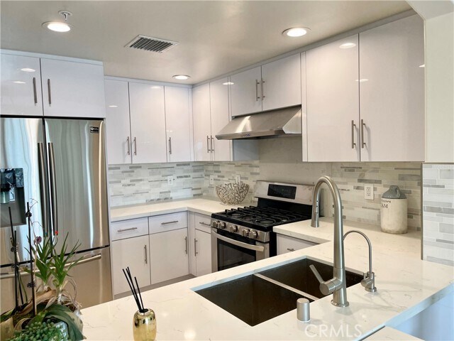 Foto del edificio - 1598 Long Beach Blvd