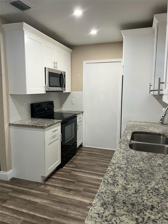 Foto del edificio - 8010 Woodvine Pl