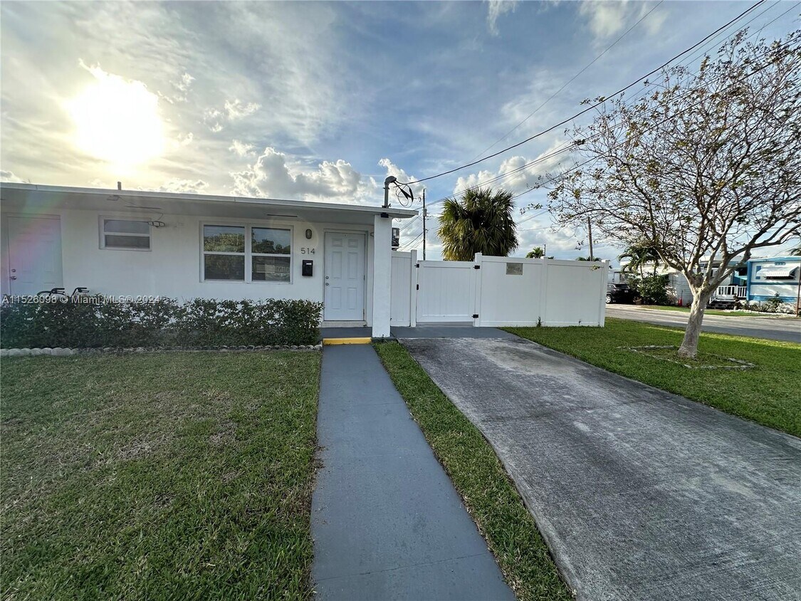 Primary Photo - 514 NE 4th Ave