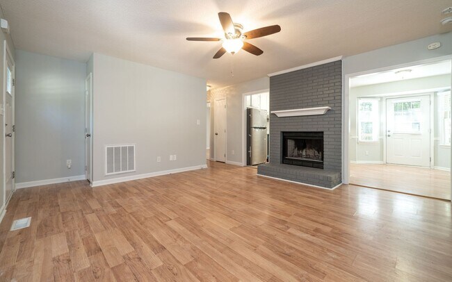 Foto del edificio - Available NOW 3-bedroom house with large f...