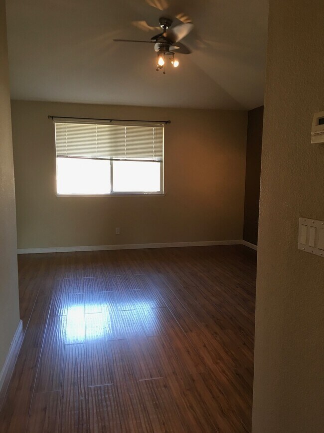 Foto del edificio - Charming home in established neighborhood with 4 bedrooms and 3 baths.