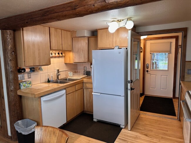 Building Photo - 2913 Kachemak Dr