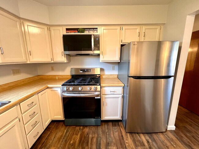 Building Photo - Apple Hill Community - 3 Bedroom 2 Bathroom - Beautiful Home for Rent!