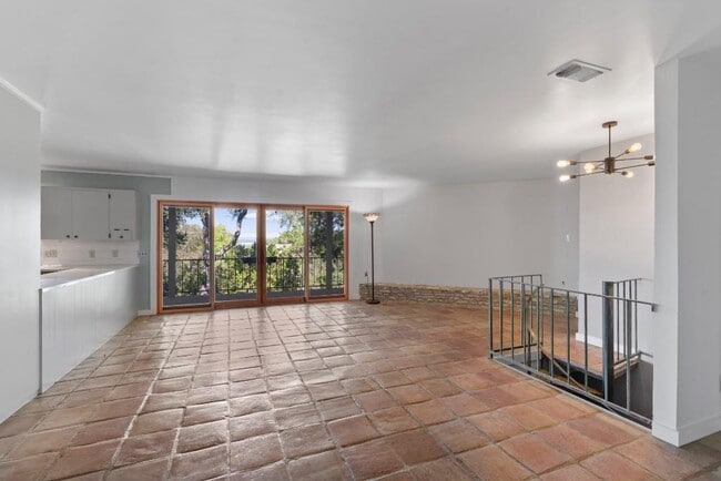 Building Photo - 103 Comet