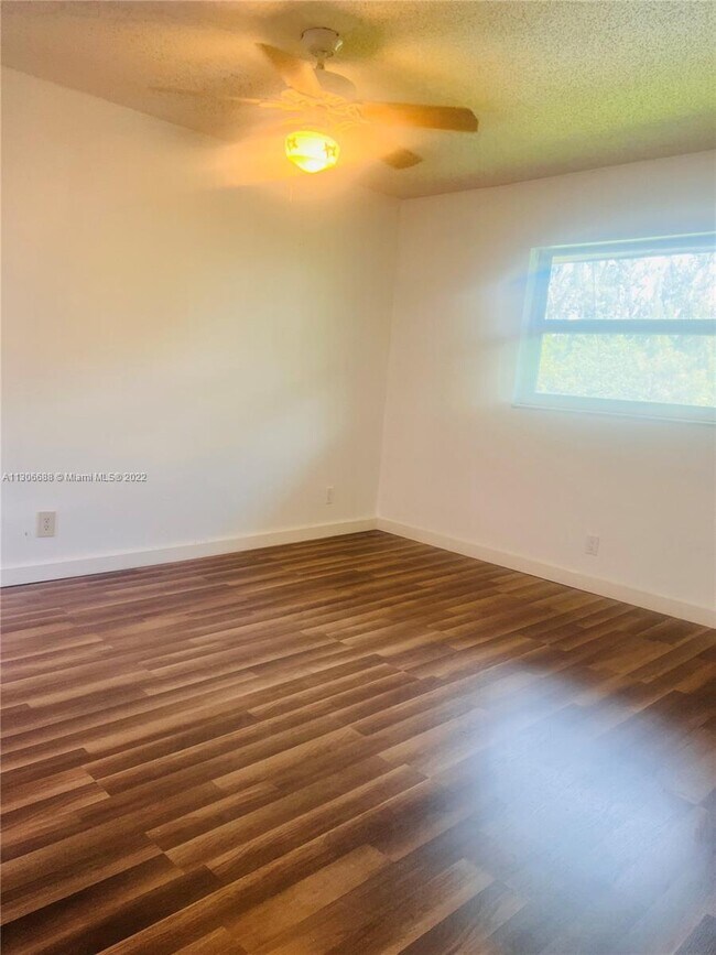 Foto del edificio - 5090 SW 64th Ave