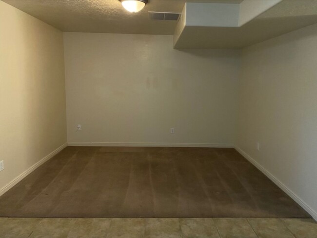 Foto del edificio - Basement Apt Flexible lease