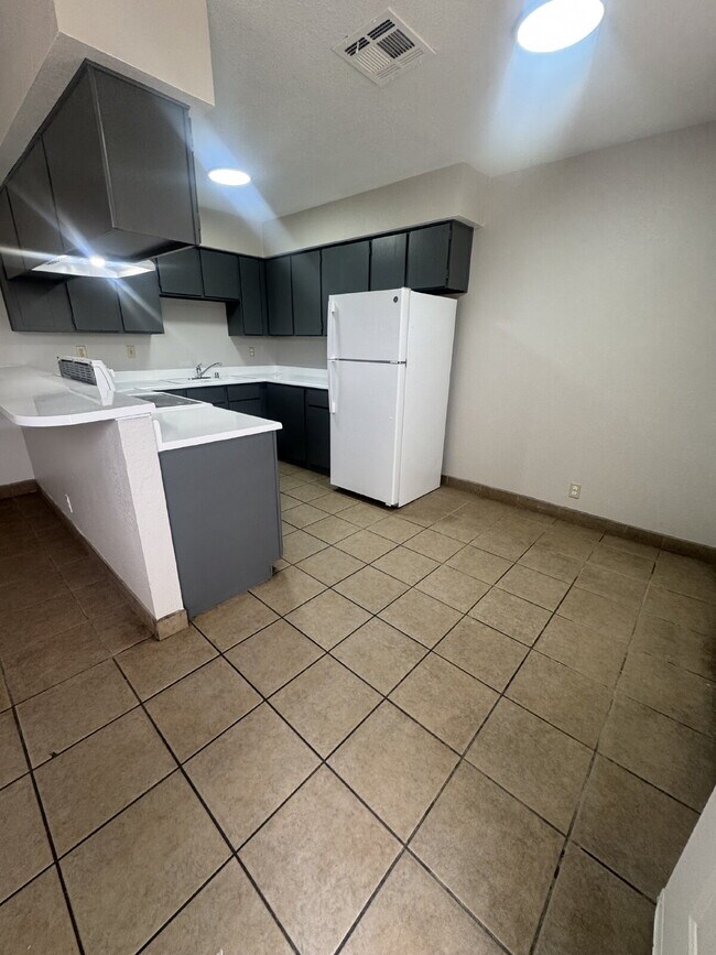 Building Photo - Clean, Crisp & Ready Now