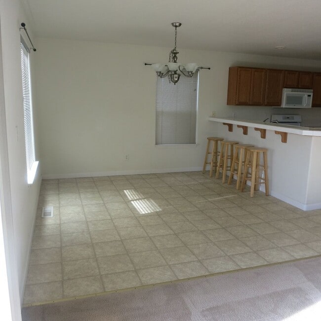 Building Photo - Golf Course Home