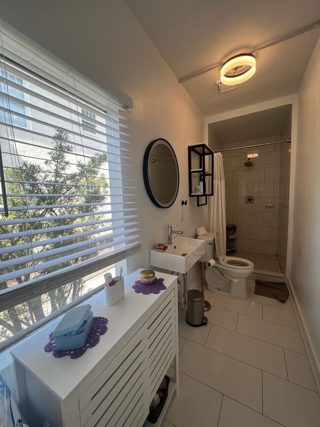 Foto del edificio - 6bd/3ba with Central AC Walking Distance t...