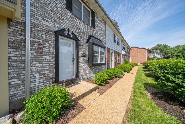 Foto del edificio - 2548 Grayland Walk