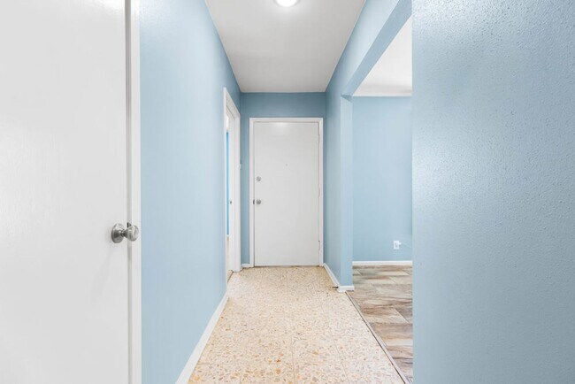 Building Photo - Charming Home Awaits: Spacious & in a Prim...