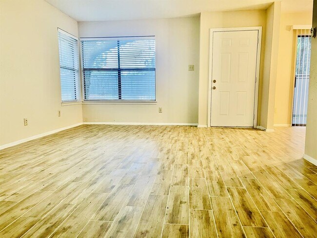 Foto del edificio - 2711 Grants Lake Blvd