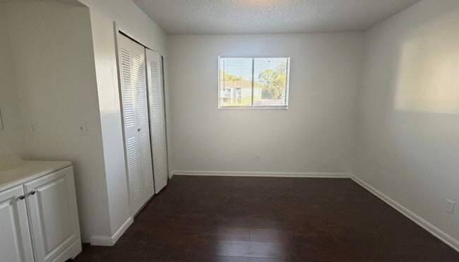Building Photo - First floor 2/1 Available for Move in! Affordable and Conveniently Located!