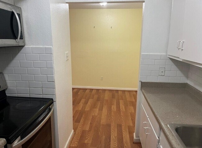 Building Photo - 5625 Antoine Dr