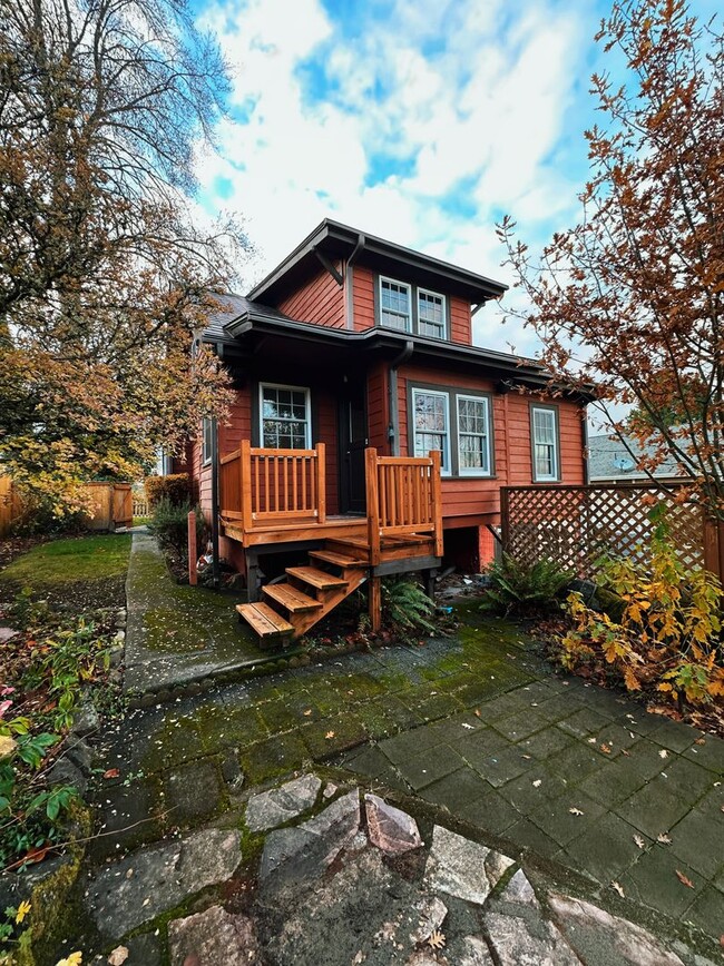 Building Photo - Craftsman style charmer on half acre, ampl...