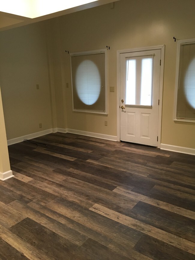 Sala de estar de 15'x15' con amplio armario. - 217 Main St