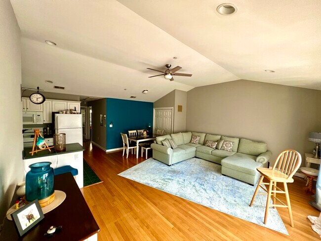 Foto del edificio - 423 Laurel Brook Rd