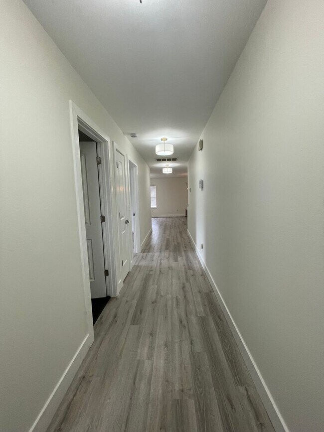 Building Photo - 1009-1011