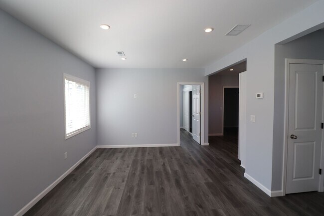 Building Photo - Complete remodel ready for rent!