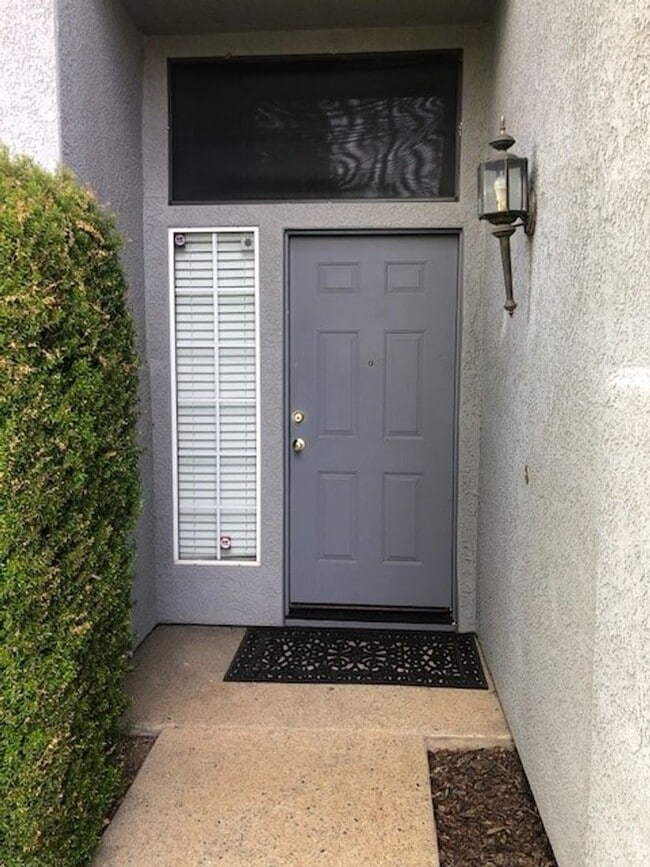 Building Photo - Spacious and beautiful 3 bedroom 2.5 bath ...