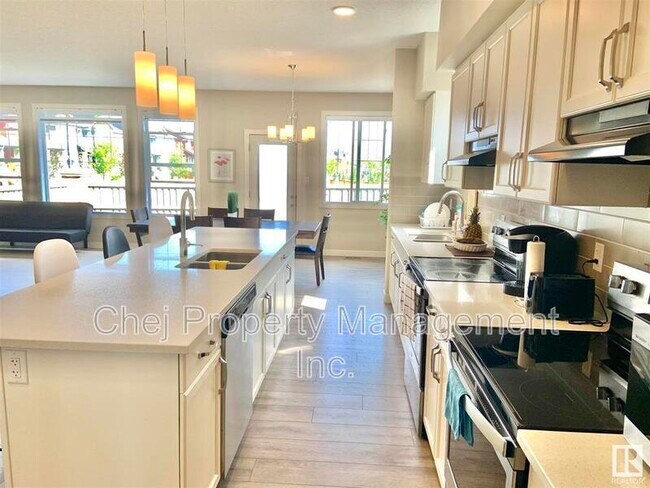 Photo du bâtiment - 21936-21986 86 Ave NW