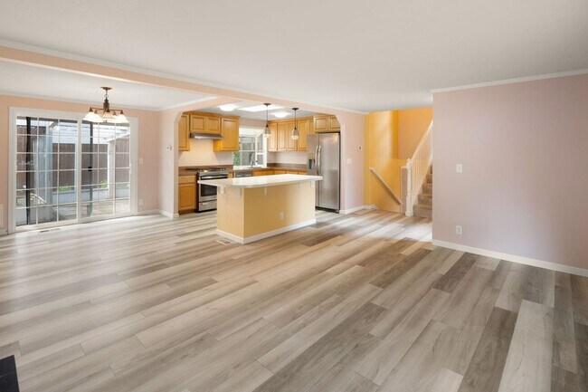 Building Photo - Four Bedroom Dream House