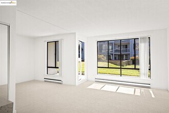 Building Photo - 7 Commodore Dr