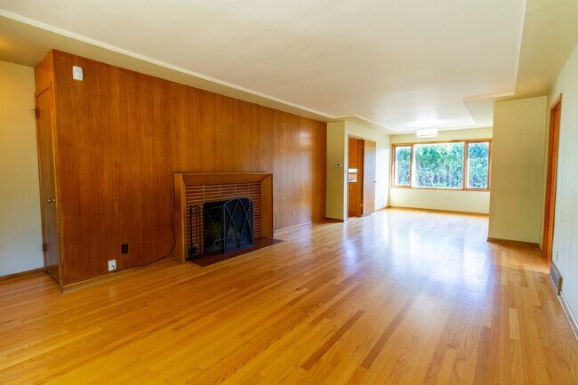 Foto del edificio - Fantastic SE Portland Home with Parking, Hardwoods, Charming Character, and Large Patio