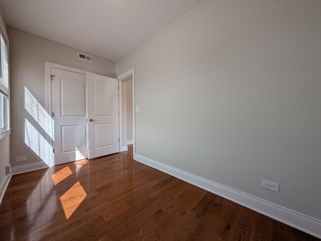 Foto del edificio - 3048 N Milwaukee Ave