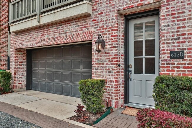 Building Photo - 612 E 20th St