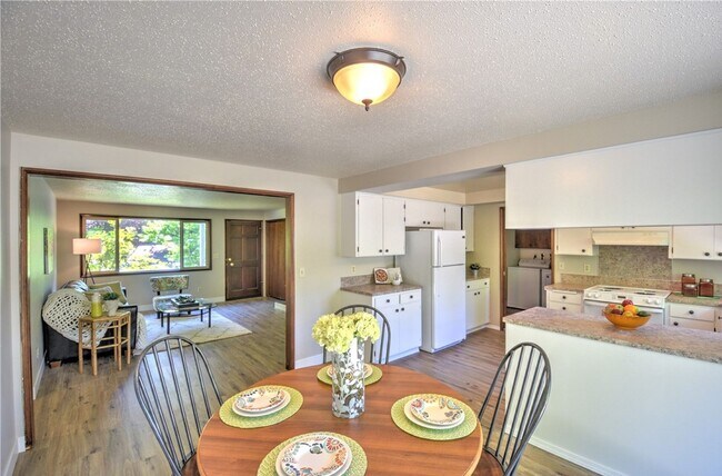 Foto del edificio - Desirable west side location! 2 bed/ 1.75 bath. Olympia school district