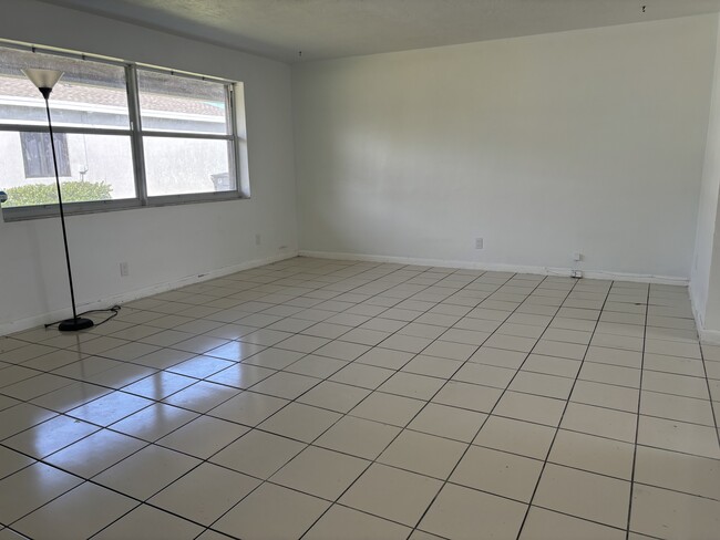 Building Photo - 5904 SW 27th St