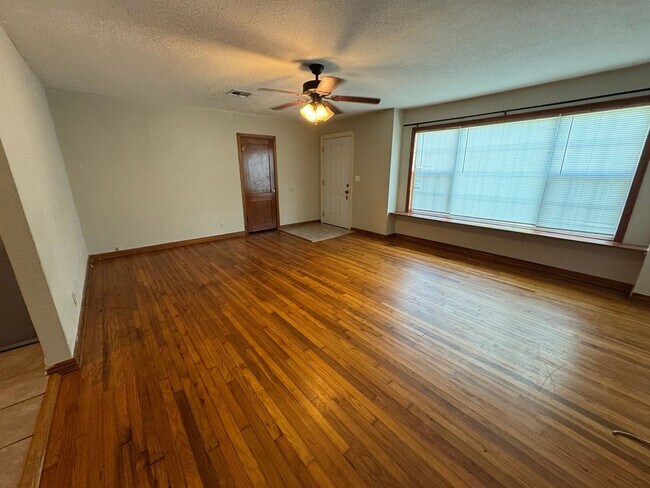 Foto del edificio - Spacious Home with Garage, Deck & Convenient Location
